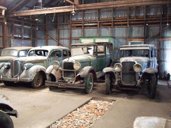 In der Scheune habe ich mich Stunden aufgehalten und die besondere Stimmung in mich aufgenommen.
Lange auf den Ledersitzbaenken gesessen und mir vorgestellt, wie es war als diese Autos aktuell waren!
Links ein Dodge von 1938, daneben ein Studebaker von 1926 und ein 1929er Buick.