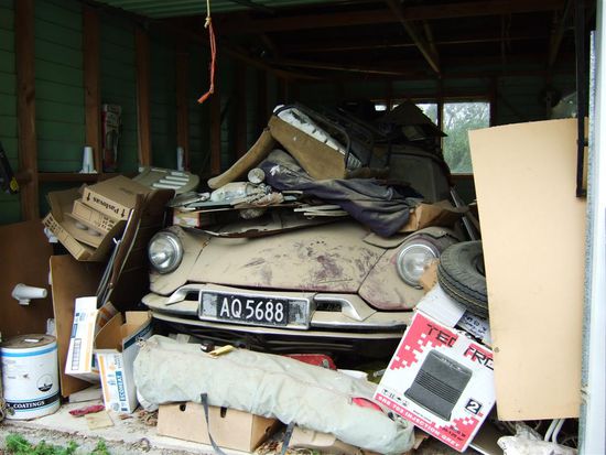 Was fuer ein traumhaftes Bild!
Wer moechte da nicht der Entdecker sein?
Ein Citroen DS aus den 50ern!
(Und zwar wie gesagt rechtsgelenkt!!!!)