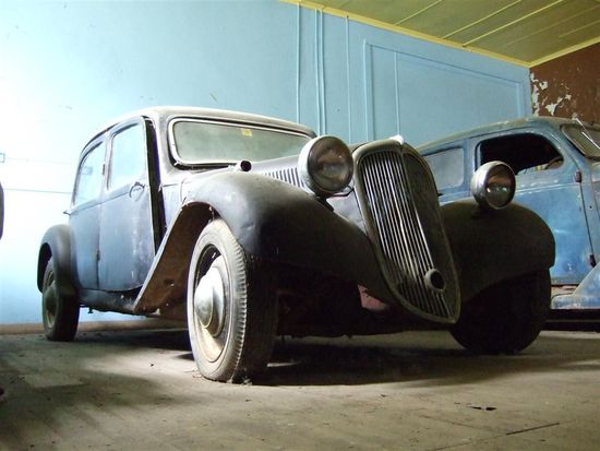 Die beste Automarke kommt natuerlich zuerst:
Citroen 11cv,oder Light 15 wie er hier genannt wird!