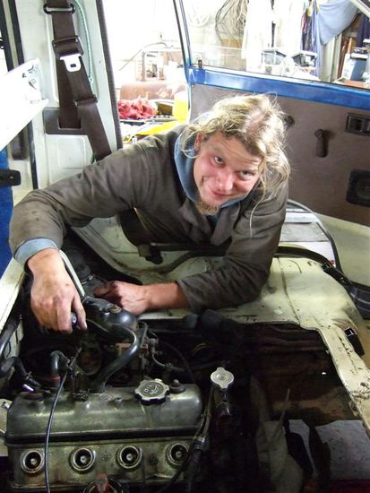 Dank der Ueberhitzung habe ich meinem alten Motor nicht mehr ueber den Weg getraut (Pleuellagerschaden?).
Also stand die Frage nach einem anderen Motor im Raum. Zum Glueck hatte Frank noch einen Toyotamotor herumliegen, zwar mit 200ccm weniger und falschen bzw. kaputten Anbauteilen, aber einem geschenkten Gaul schaut man nicht ins Maul! So konnten die lustigen Stunden in der Werkstatt losgehen!