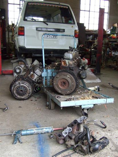 Beide Motoren liegen nebeneinander.
Nun musste ich alle Anbauteile von meinem kaputten Motor an den Anderen 
umbauen und anpassen.