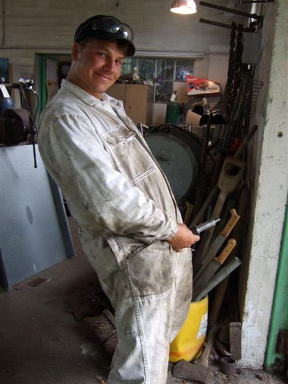 Tja, das ist der Nico!
Er ist zum Glueck mit mir zurueck ins Hostel gekommen und hat mir sehr bei der Reparatur geholfen.
Hier hat er grade den Adapter zum Einbau der Kupplung fertiggedreht, Schliesslich musste ich die Schwungscheibe samt Kupplung auch umbauen.
Er war mir wirklich ne Riesenhilfe, auch moralisch, wie man sich wohl denken kann,hehe!