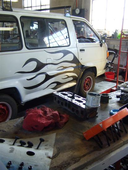 Hier ist der Zylinderkopf schon komplett zerlegt und geplant.
Ich schleife gerade die Ventile ein!