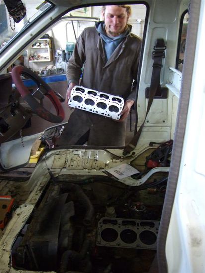 Endlich Zusammenbau!!!
Die neue Zylinderkopfdichtung liegt schon auf dem Motorblock und hier kommt der Chef-chaos-schrauber mit dem fehlenden Puzzlestueck.