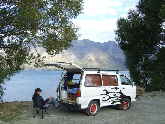 Das Bild besagt alles!!!!
Das Ventilspiel und die Zuendung sind eingestellt, viele Dichtungen erneuert, viel Schweiss geflossen und keine Schrauben uebriggeblieben!
Die Reparatur ist geglueckt!!!!!!!!!
Nach 100km Probefahrt ging es endlich zusammen nach Queenstown.
Was fuer eine abenteuerliche Geschichte!!!!!!
Mein kleines Zuhause ist wieder back on the road.
Wir haben hier viele schoene Tage 10km ausserhalb Queenstowns direkt am Lake Wakatipu verbracht!