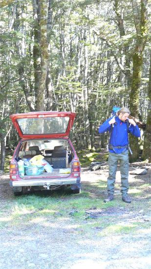 Jetzt geht das Wandern los.
Der Rucksack fuehlt sich noch ungewohnt an. Habe ich auch nichts vergessen?