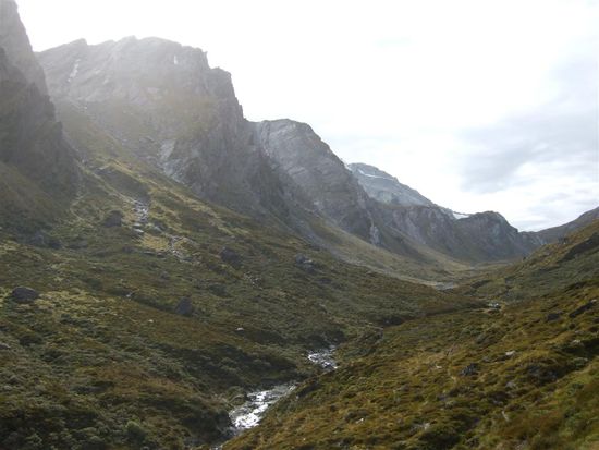 Durch dieses Tal ging es am naechsten Tag weiter. Immer entlang des "Rees-Rivers".
Die Baumgrenze liegt hinter uns.