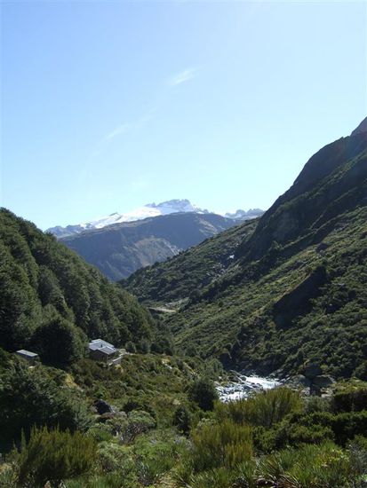 Die Dart-Hut. Im Fluss habe ich noch schnell ein Bad genommen, damit meine Zimmergenossen mir wohlgesonnen sind!!!