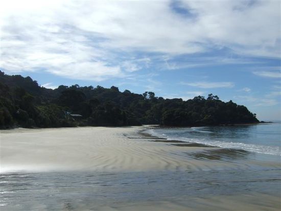 Den Strand entlang erwartet uns im Hintergrund schon die Huette.