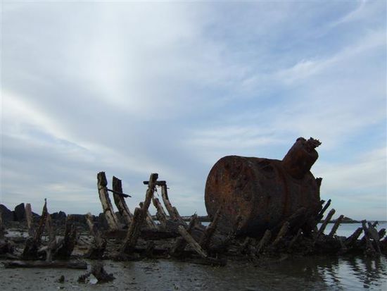 Das Wrack der Savaii, gebaut 1896!
Wie an dem riesen Kessel zu erkennen ist, war das mal ein Dampfschiff.