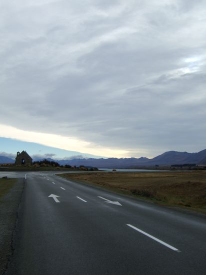 Mit Linksverkehr zum Gottesdienst.
Ein Bild der (definitiv viel zu) beruehmten Kirche am Lake Tekapo.