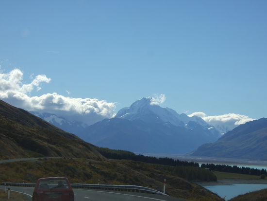 Der Mount Cook ist nicht zu verfehlen!
Die Srasse schlaengelt sich entlang des Lake Pukaki.