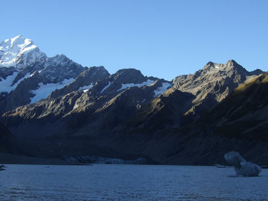 Hier sind wir schon recht nah am Berg.
In dem Gletschersee schwimmen bizarre Eisbrocken langsam Richtung Flussmuendung.
Wenn ihr genau hinschaut koennt ihr den Gletscher auch als weissen Rand ueber der Wasseroberflaeche erkennen.
