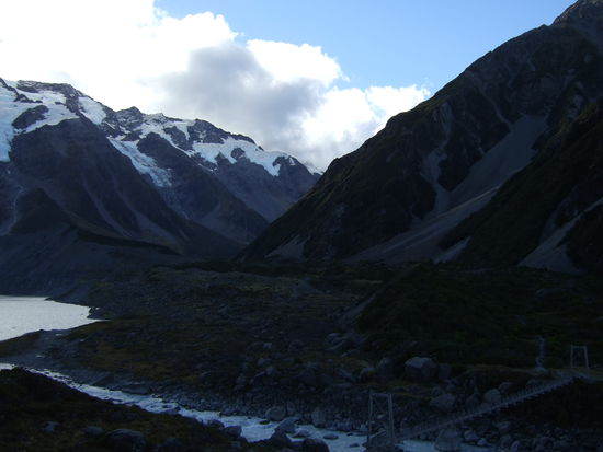 Die Wanderung zu Mister Cook fuehrt durch rauhe, von Gletschern gepraegte Landschaft mit Geroell, eiskalten Fluessen und spaerlicher Vegetation.