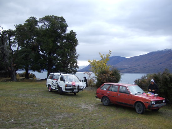 Wildcampen. Hier sogar mit Seeblick, wer braucht da schon Hotels?
Der Hebi macht grad den Abwasch. Das sollte wohl eher mein Job sein, denn Nico kann wirklich gut kochen und ich habe wahnsinnig viel von ihm gelernt.
Er hat es echt geschafft, mich alten Banausen dafuer zu begeistern!