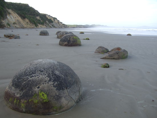 Diese riesigen Murmeln am Strand sind ein Naturphaenomaen. Ich kann euch nicht wirklich erklaeren wie sie zustande gekommen sind aber sie wiedersetzen sich seid Jahrtausenden der Erosion.
Frueher gab es sie auch in kleineren Formaten hier am Strand, aber dank souvenirsuechtiger Touris verstauben diese jetzt in irgendwelchen Regalen.