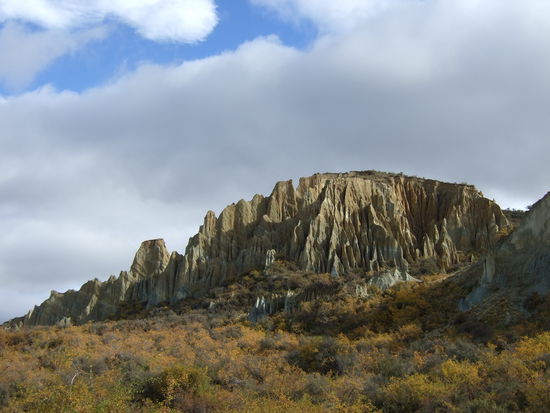Es war schoen, an einem touristisch nicht ganz so bekannten Ziel zu sein wie die Tage zuvor.
Der Weg dorthin eine kilometerlange Schotterpiste, ein Parkplatz wie auf dem Kieswerk und kaum eine Menschenseele.
Allerdings versucht der Farmer, dem die Zuwegung gehoert per Schild und Geldbox neben dem Tor einem 5 Dollar abzuknoepfen. 
Leider haben Nico und ich das Schild "uebersehen".