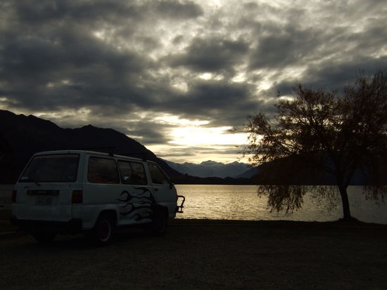 Mein Zuhause am See.
Das Wohnen im Bulli hat so seine Vorteile!