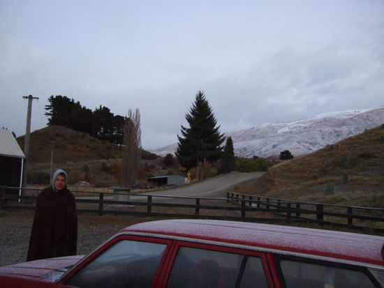 Doch im Auto pennen kann auch manchmal echt anstrengend sein!
Hier seht ihr Nico, wie er eines Morgens aus seinem Kombi gekrabbelt ist und ja, das weisse auf dem Auto ist Frost!!!!
Schon seid einigen Tagen hat uns der Winter eingeholt, jeden Morgen sind die Berge ein kleines bisschen weisser.
Und es ist a....kalt!
Mir ist sogar das Trinkwasser im Kanister eingefrohren,brrrrrrrrr!