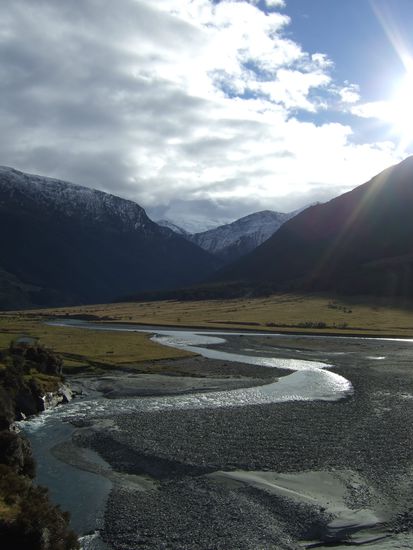 Zum Glueck taut uns die Sonne ab und zu wieder auf und so sind wir los und haben das Matukituki-valley erkundet.
Dieses Tal hatten wir schon zwei Monate vorher auf der Rees-Dart-Wanderung von weit oben gesehen!
Es war echt faszinierend es nun aus einer ganz anderen Perspektive zu erleben!!
Waeren die Wolken nicht, koennete man im Hintergrund sogar den Mount Aspiring sehen.