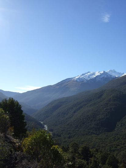 Blick runter auf den Haast Pass.
Unten entlang des Flussesbettes schlaengelt sich auch die Strasse.
