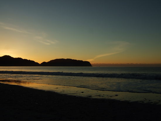 So einen Platz haben wir jeden Abend zum Uebernachten gefunden!
Es kann so einfach sein, ohne Parkgebuehren, Hinweisschilder und Wohnmobil an Wohnmobil.
Jim hat sein kleines (und voellig schrottiges) Igluzelt am Strand aufgebaut, ich habe hinter den Duenen geparkt.
Die Sonnenuntergaenge sind gigantisch!