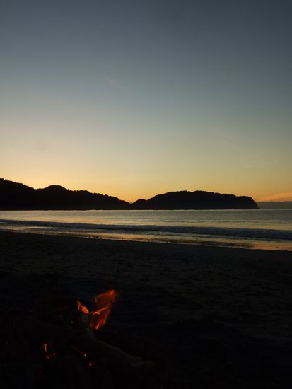 Jeden Abend hatten wir ein Lagerfeuer am Strand, gutes Essen und viel Ruhe.
Zum Glueck war es ein paar Grad waermer, als in den Bergen. So haben wir noch lange am Feuer gesessen, von fernen Laendern getraeumt und ich habe mit Didgeridoospielen angefangen.