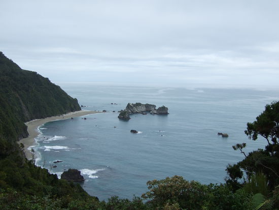 Es ist hier sehr schwer sich zu verfahren, denn es gibt praktisch nur eine Strasse.
Sie schlaengelt sich entlang der Kueste und bietet immer wieder traumhafte Aussichten auf Buchten und Straende.
