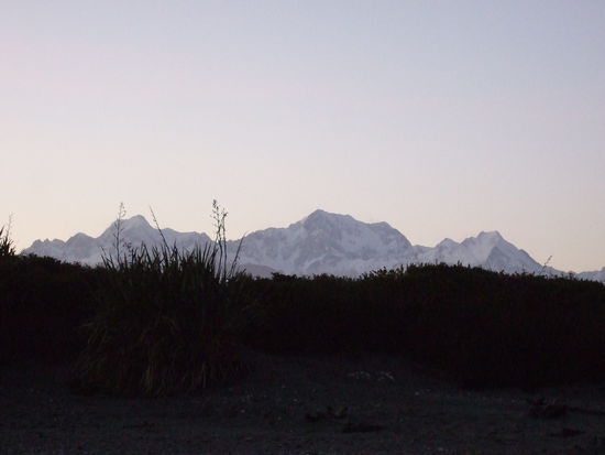 Nach einer langen Nacht mit netten Leuten am Lagerfeuer, ein gigantischer Ausblick auf die Suedalpen.
