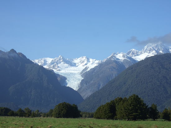 Der Fox-Gletscher von weitem.
Tagszuvor hatten wir noch Regenwolken. Endlich klare Sicht und blauer Himmel!