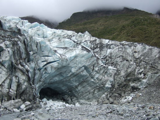 Mit meiner kleinen Digitalkamera habe ich keine Chance dem Ganzen auch nur annaehernd gerecht zu werden.
So dicht an einem Gletscher zu stehen ist atemberaubend.
Es knackt und knirscht, mit Wucht rauscht das Schmelzwasser durch den Tunnel, der Wind blaest eiskalt die Eismassen runter.
Man fuehlt sich als Mensch klein neben soviel Masse und Power.