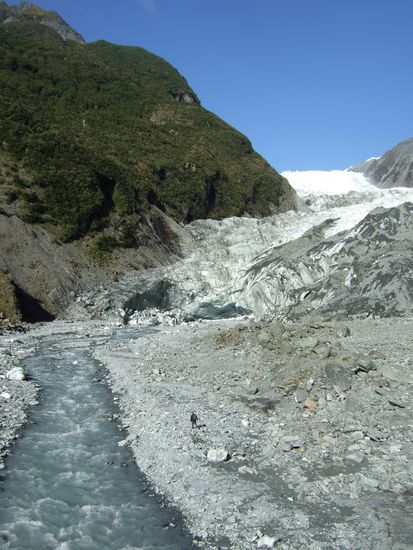 Durch saemtliches Ignorieren von Hinweis- und Verbotsschildern sind wir auch hier wieder auf Tuchfuehlung mit dem Eis gegangen.
Jim ist schon auf dem Weg.