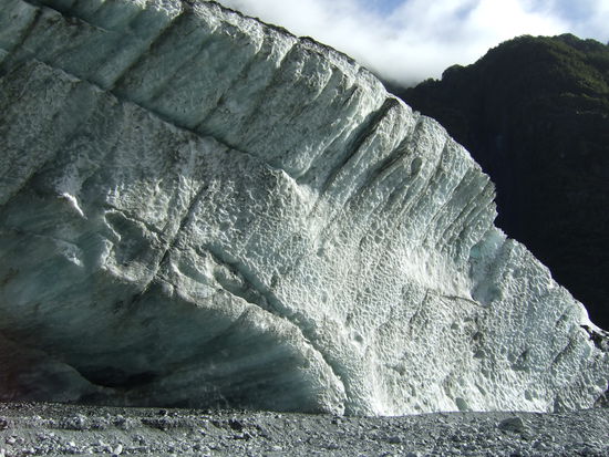 Ein Teil des Franz-Joseph-Gletschers aus der Naehe.