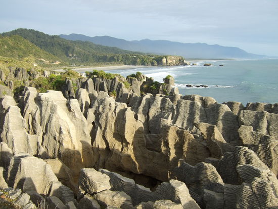 Die Pancake Rocks.
Einfache Namensgebung, denn sie sehen wirklich wie ein Stapel Pfannkuchen aus.