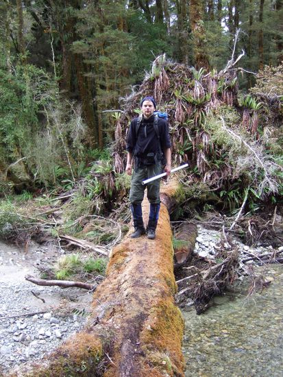 Der Pfad ist zu Ende.
Entlang des Flussbettes suchen wir unseren Weg.
Wir haben gehoert, dass man den Fluss so ungefaehr 18 mal durchqueren muss.
Irgendwie haben wir es geschafft ihn  locker 40 mal zu queren.
Was fuer eine tolle Leistung; die Schuhe triefen und die Fuesse sind kalt!