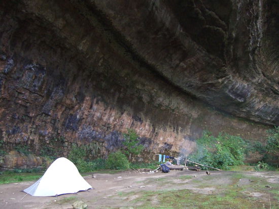 Unser Schlafplatz unter einem riesigen Felsueberhang.
Die Schuhe waren dank Lagerfeuer am naechsten Morgen sogar nur noch klamm statt klatschnass!
Doch was nuetzt es, wenn man von diesem Platz gleich wieder durch den Fluss waten muss?!