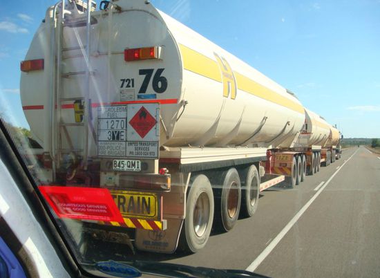 Der 1. Road-Train...maechtig lang die Dinger!