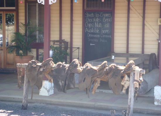 ...doch der freundliche Herr vom Pub nebenan, verkauft uns seinen Reservesprit fuer eine Unsumme!