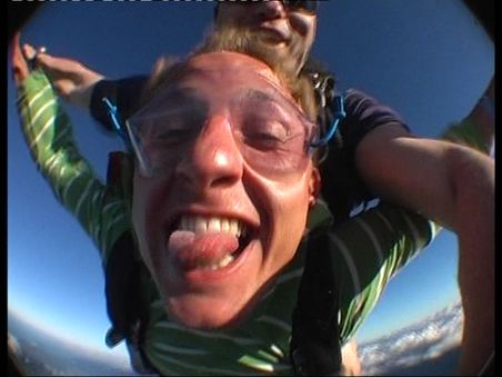 freier Fall aus 14.000 ft - 200 km/h - versucht da mal nicht zu grinsen!