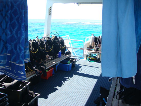 Blick auf unsere Plätze bzw. Ausrüstung (dort wo die blauen Flaschen stehen)