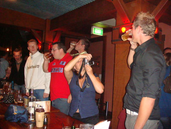 beim flying-hirsch-trinken mit den Luxemburg-guys wurden letzte Feinheiten beim Tauchen besprochen...