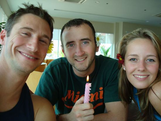 Fruehstueck mit Bluemchen im Haar