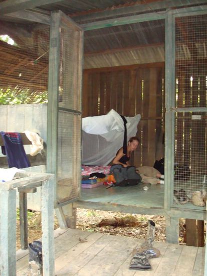 Fertig eingezogen und Sachen ausgepackt.Uns wurde waermstens empfohlen die Gittertuer immer zu schliessen, da Makaken, Ratten und anderes Getiers jederzeit in die Huette kommen koennten und alles mitnehmen wuerden, was nicht niet- und nagelfest sei.