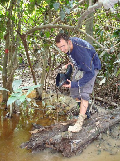 Schnell Stiefel ausgeleert und weiter in den Matsch.