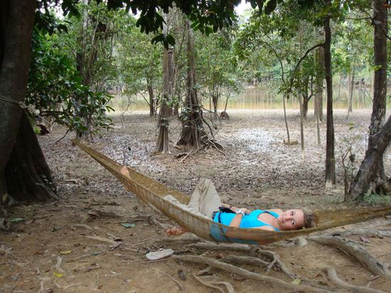Ein faules Schwein...
...steht da im Hintergrund einfach am Wasser rum 