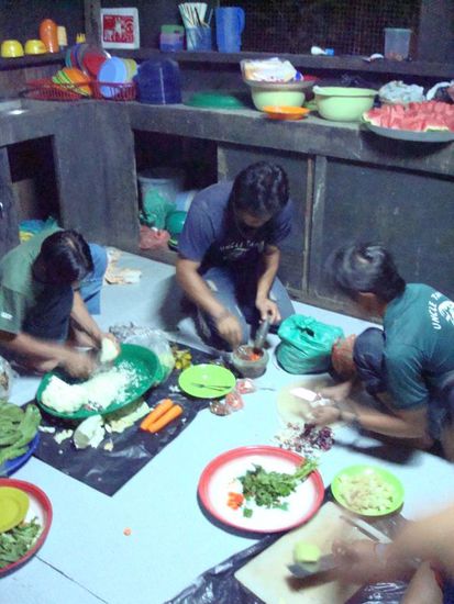 Was daneben faellt, kommt wieder auf den Teller. Was vorbeikrabbelt, wird mitgeschnippelt.