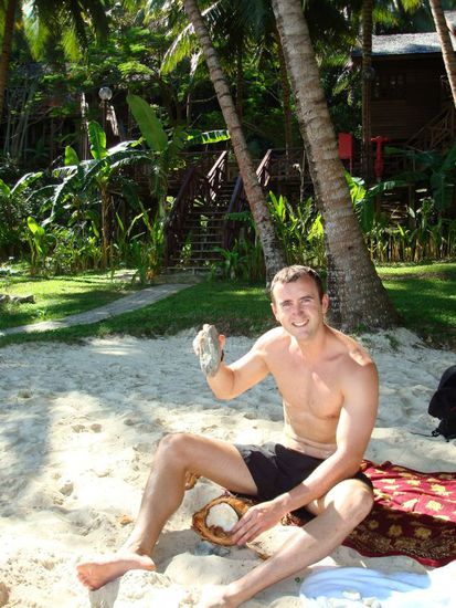 Kinderspiel! - hier wird nicht verraten, dass Thomas vorher ca 30 Minuten allein mit der Kokosnuss im Busch verbracht hat.