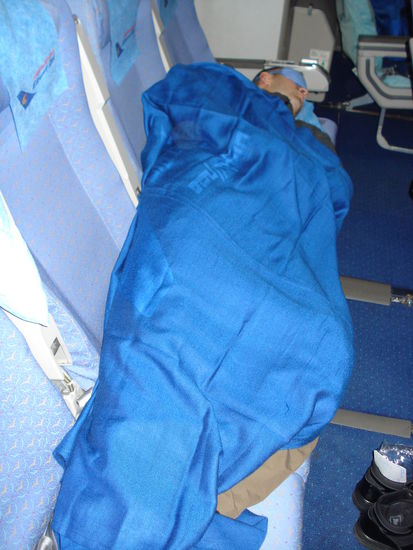 Thomas auf vierer Sitzreihe