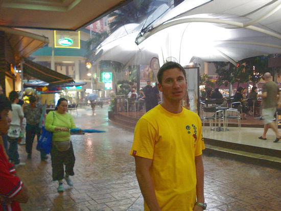 P.S. Wenn Engel reisen, weint der Himmel! Wolkenbruch in Kuala Lumpur, was dem Shoppingwahn kein Ende tat.