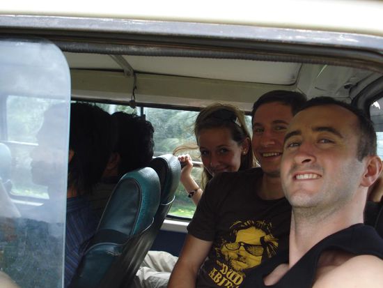 Hat man die Knie erstmal an den Ohren, sitzt es sich recht bequem